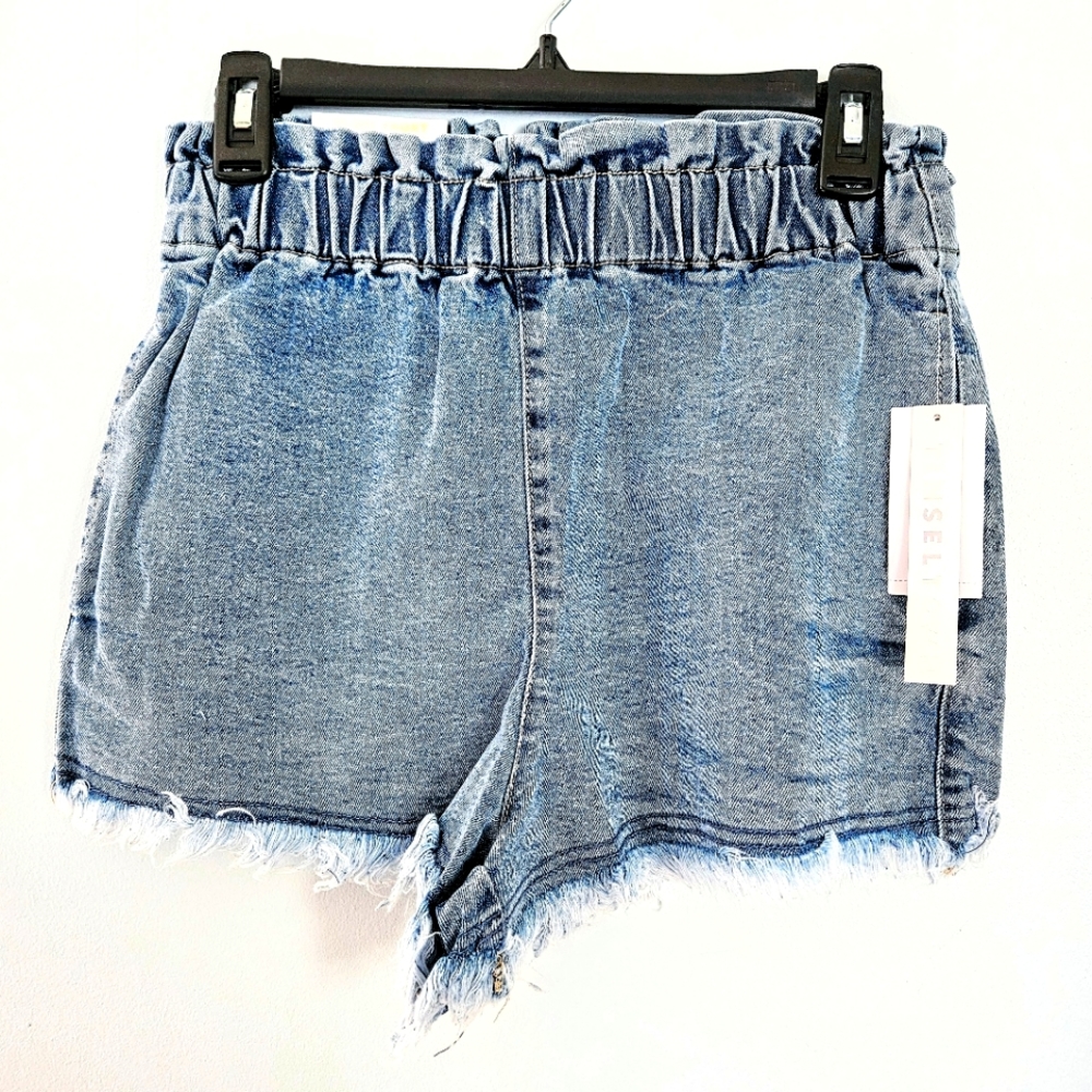 NWT Tinseltown High Waist Medium Wash Denim Stretchy Waist Fringe Edge Shorts